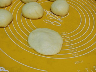 7、#甜食#花形椰蓉面包,取出一个擀成饼，不用太薄