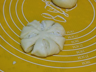 10、#甜食#花形椰蓉面包,倒扣，用手心按扁一些，再用刀切八瓣，中间不要划断