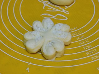 11、#甜食#花形椰蓉面包,每两个花瓣向两边翻一下