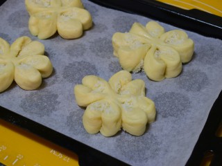 12、#甜食#花形椰蓉面包,全部制作完，放烤盘上