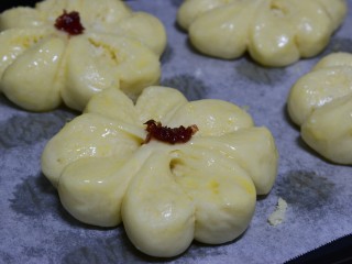 15、#甜食#花形椰蓉面包,中间放一点果酱