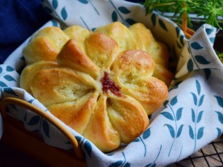 17、#甜食#花形椰蓉面包,成品图