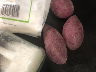 1、紫薯甜饼,主要材料