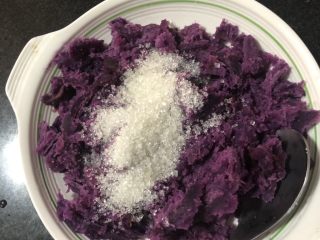 9、紫薯甜饼,加入两勺白糖