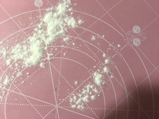 11、紫薯甜饼,面板上洒上少许面粉