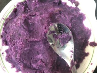 10、紫薯甜饼,搅拌成湿润的状态