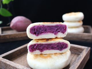 24、紫薯甜饼,煎好的饼 ，皮薄馅多