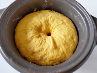 6、南瓜蜜豆馒头,醒发到戳控不回缩也不凹陷，即为成功。