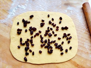 8、南瓜蜜豆馒头,并且擀成薄饼状。像图中那样撒红豆。