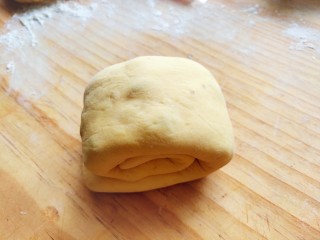 10、南瓜蜜豆馒头,再从左往右叠起如上图。