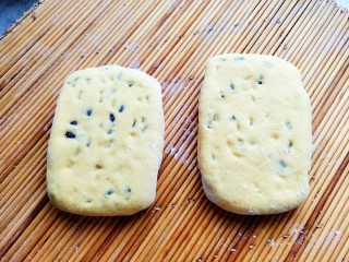 12、南瓜蜜豆馒头,两块都这样擀薄。