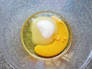 3、芝麻核桃一口酥,将玉米油、细砂糖、盐和全蛋液放在一起混合均匀。