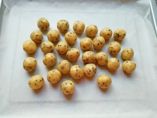 8、芝麻核桃一口酥,分成8g一份搓圆。