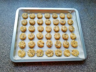 10、芝麻核桃一口酥,依次做好剩下的一口酥，码入烤盘。