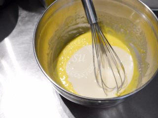 3、超详细图解——小四卷+日式豆乳盒子蛋糕,将拌好的两种面糊再次混合均匀