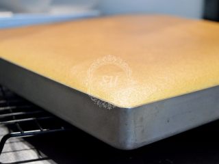 9、超详细图解——小四卷+日式豆乳盒子蛋糕,烤好后取出，从高处摔下震盘，将烤盘内的热气震出。然后倒扣脱模晾凉即可