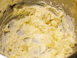 16、超详细图解——小四卷+日式豆乳盒子蛋糕,奶油奶酪提前切小块软化，打至顺滑