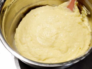 18、超详细图解——小四卷+日式豆乳盒子蛋糕,最后完全混合均匀的状态如图。放凉后装入大号裱花袋