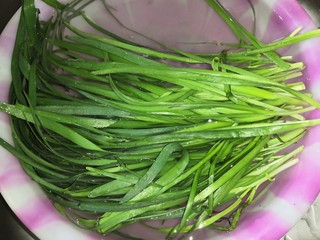 1、鸡蛋韭菜饼,韭菜洗净沥干水分