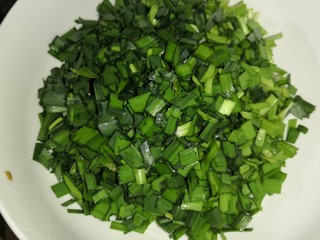 2、鸡蛋韭菜饼,切碎备用