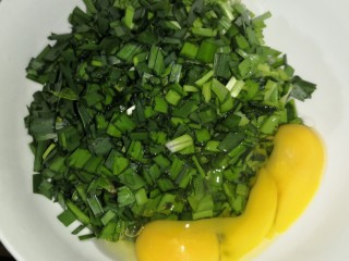 4、鸡蛋韭菜饼,切碎的韭菜里面打入鸡蛋