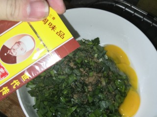 5、鸡蛋韭菜饼,加盐和油以及十三香，根据韭菜比例适量