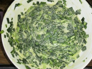 6、鸡蛋韭菜饼,加面粉，水一点点加，顺时针调成面糊