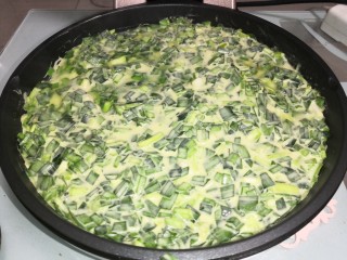 7、鸡蛋韭菜饼,开启电饼铛，或者平底锅，倒入摊平