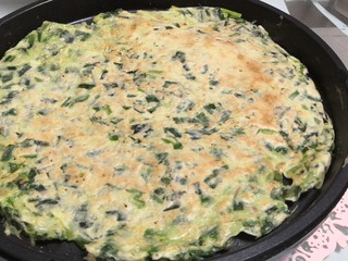9、鸡蛋韭菜饼,再1分钟，再翻面，受热均匀