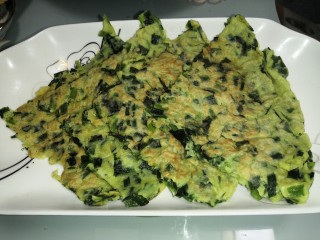 10、鸡蛋韭菜饼,切成四小块装盘即可