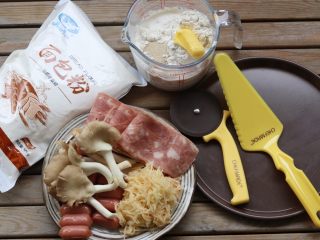 1、土豆培根披萨,准备好以上食材,马苏里拉奶酪忘记上镜了,土豆可以等饼皮做好刨.