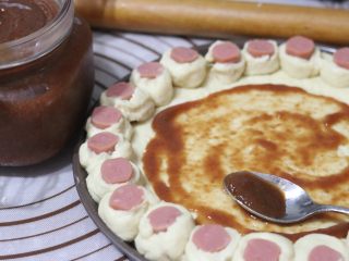 10、土豆培根披萨,抹上一层樱桃酱「自制樱桃酱，也可以抹番茄酱，随自己喜欢」