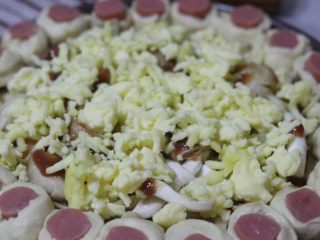 12、土豆培根披萨,撒上一层土豆丝。