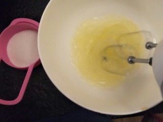 3、细腻顺滑的法式淡奶油蛋糕卷,蛋清分次加入细砂糖。