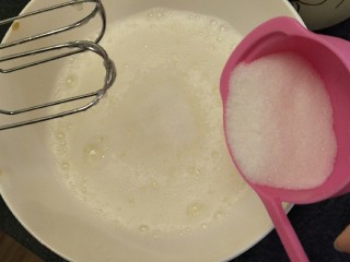 4、细腻顺滑的法式淡奶油蛋糕卷,分三次加入。50克糖。