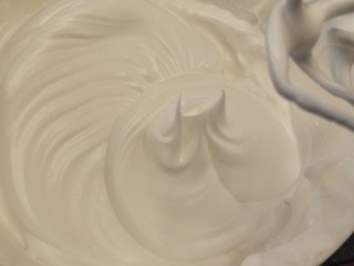 5、细腻顺滑的法式淡奶油蛋糕卷,打到蛋白干性发泡。