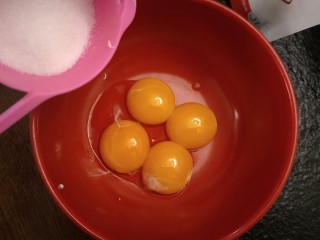 6、细腻顺滑的法式淡奶油蛋糕卷,4个蛋黄里加入25克细砂糖。