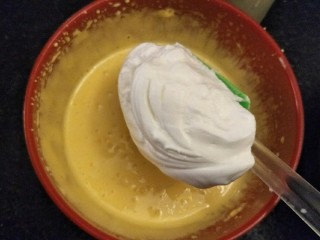 9、细腻顺滑的法式淡奶油蛋糕卷,挖入一勺蛋白霜