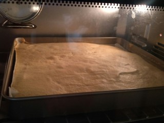 17、细腻顺滑的法式淡奶油蛋糕卷,180°烤15分钟烤至表面金黄。