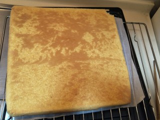 18、细腻顺滑的法式淡奶油蛋糕卷,脱模晾凉，撕油纸。