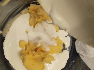 20、细腻顺滑的法式淡奶油蛋糕卷,再倒入120克冰淡奶油。