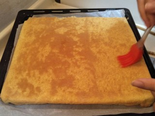 23、细腻顺滑的法式淡奶油蛋糕卷,在烤好的蛋糕片上刷一层糖水做湿润。