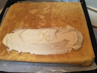 25、细腻顺滑的法式淡奶油蛋糕卷,依照自己的喜好卷入淡奶油。