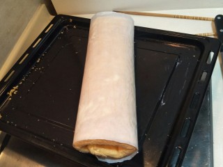 27、细腻顺滑的法式淡奶油蛋糕卷,卷好蛋糕放入冰箱冷藏三小时以上定型。