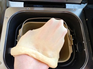 4、椰蓉牛奶小面包,揉出手套膜