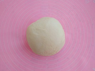 6、椰蓉牛奶小面包,发酵好后取出按揉排气