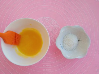 10、椰蓉牛奶小面包,准备好蛋黄和椰蓉