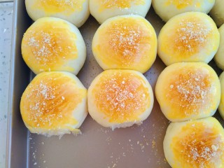 16、椰蓉牛奶小面包,烤好后取出