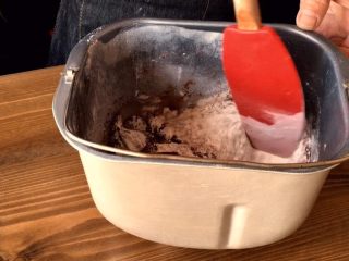 1、网红脏脏包,高筋面粉 可可粉 酵母拌匀