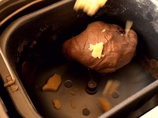 3、网红脏脏包,揉成光滑的面团 放入软化的黄油（10g）